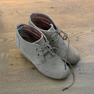 Women’s Suede Lace-Up TOMS Boots in Light Gray